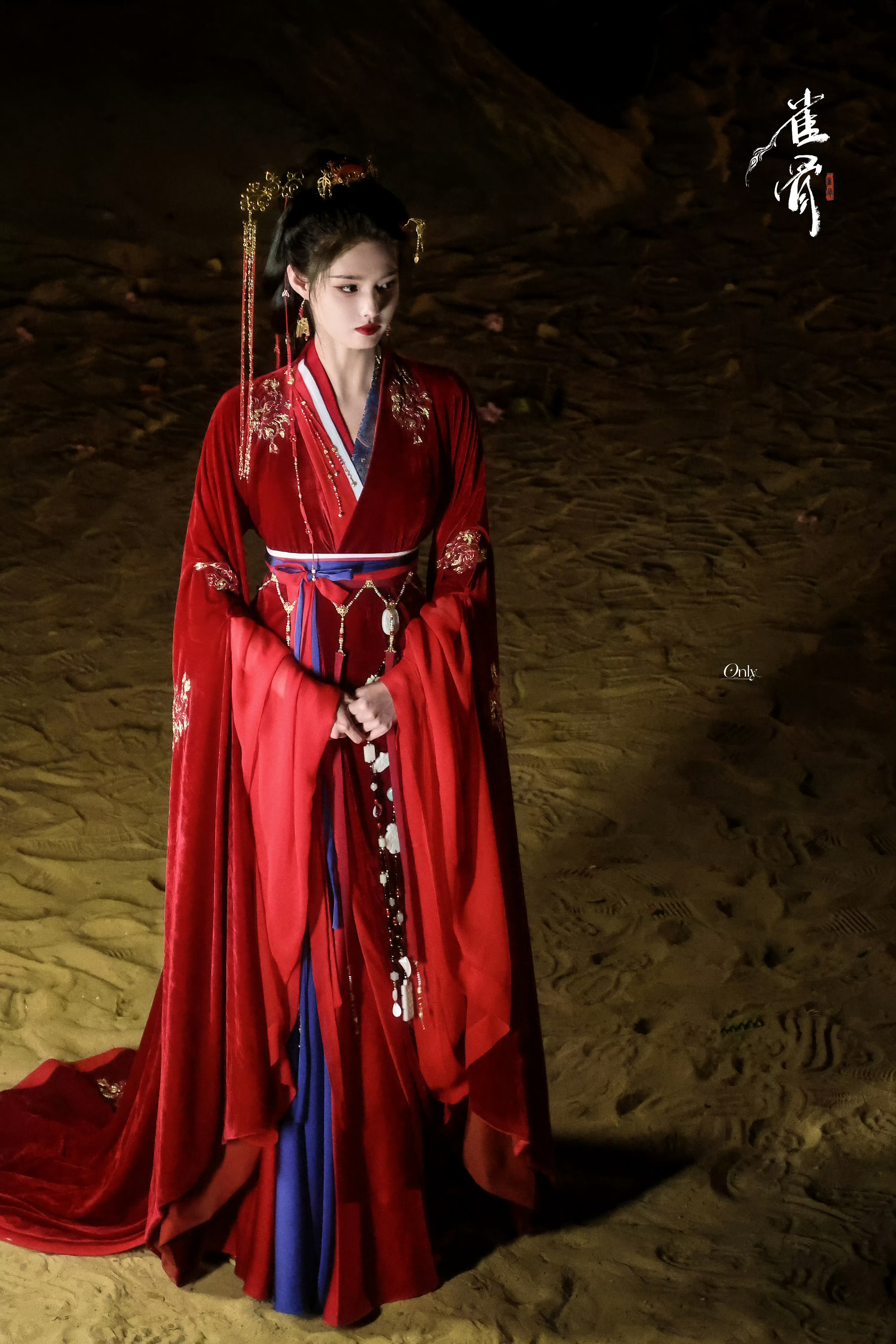 艾米妹宝第一个造型！[么么哒][期待][哇]艾米 《雀骨》红衣+腰链 ​​​