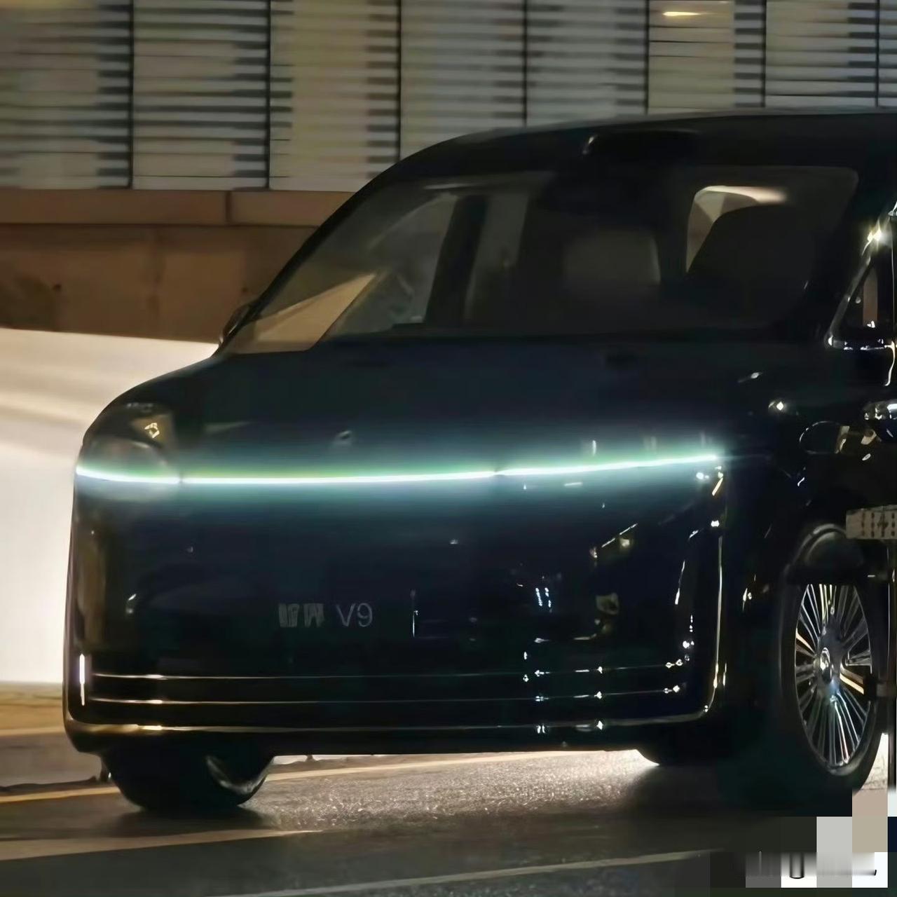 智界V9造型曝光
得亏不是比亚迪设计的。
这外观没法说。
不过应该不愁卖。
已经