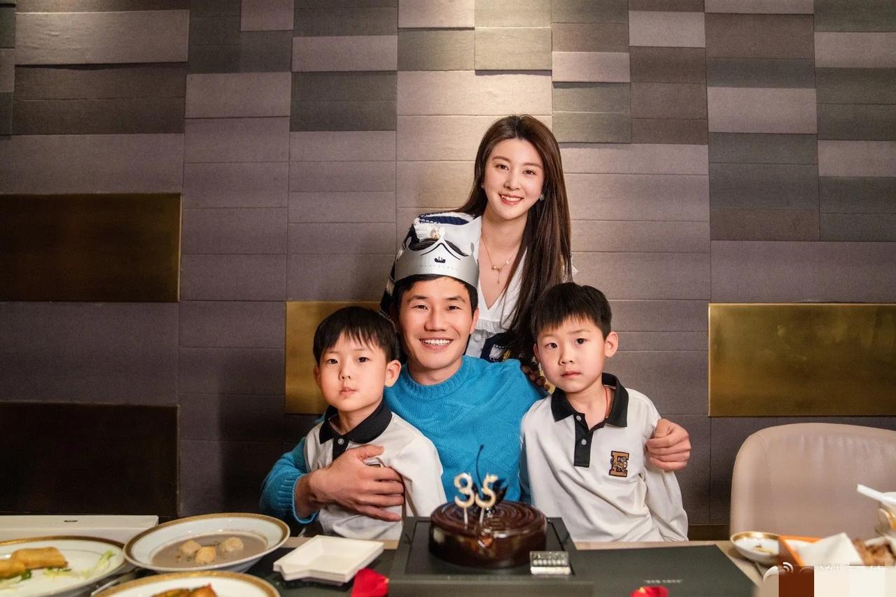 “嘎子”谢孟伟的老婆真漂亮！近日，谢孟伟晒出一组过生日的照片，一家四口温馨幸福。