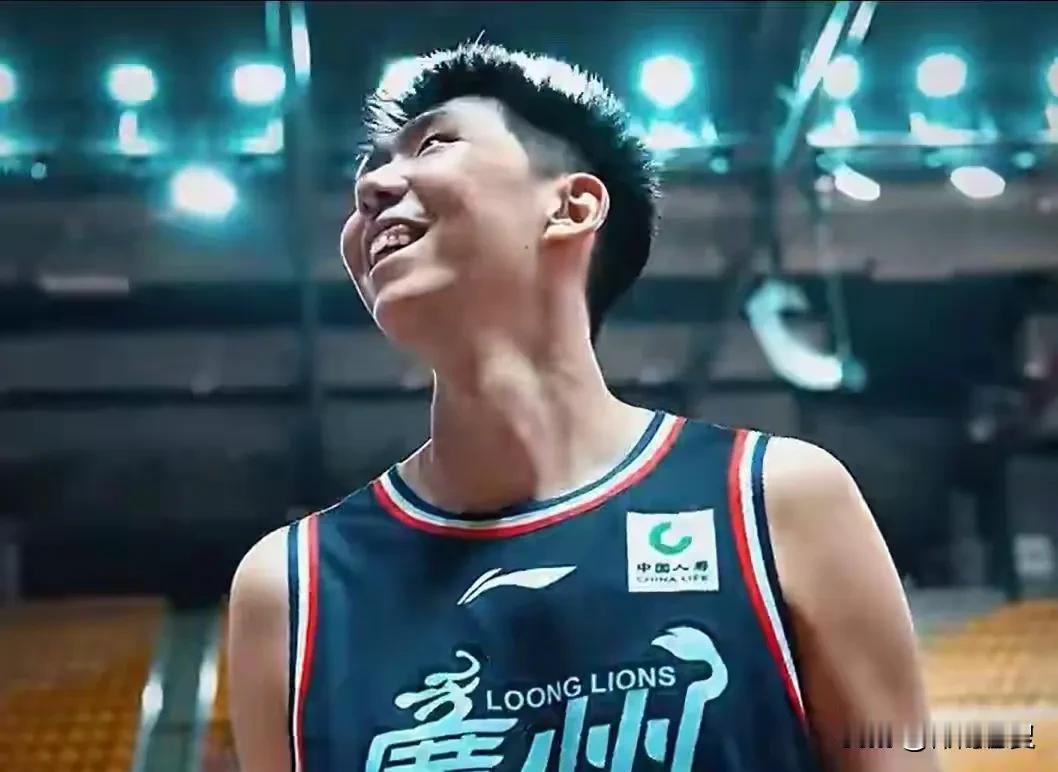 季后赛首战广东不敌广州，谁偷笑了？
不是徐昕，赛后徐昕笑得很灿烂，不是偷笑，他已