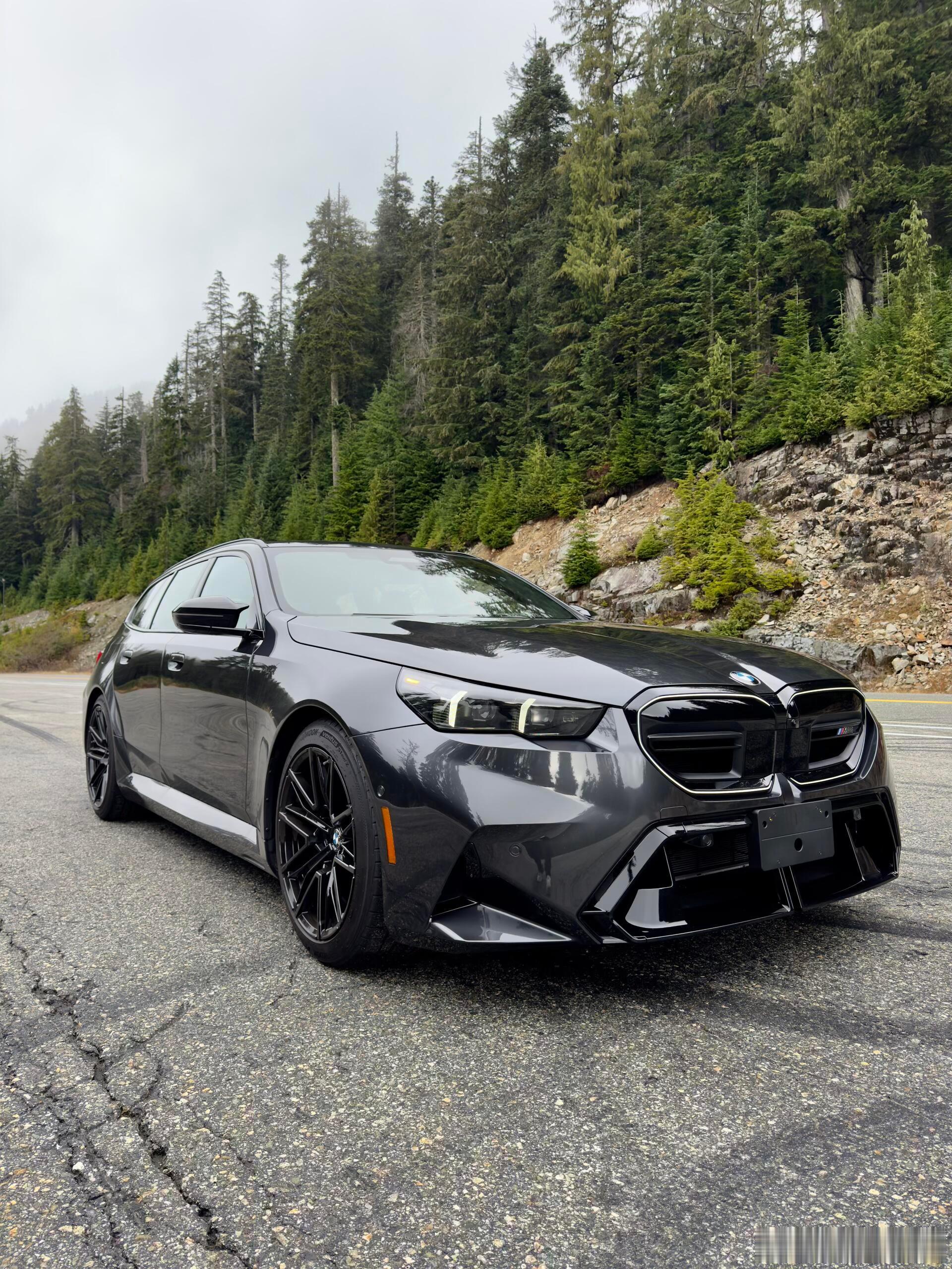 宝马M5 Touring1️⃣外观方面，丰盈的后宽体搭配夸张的后扩散器设计，视觉