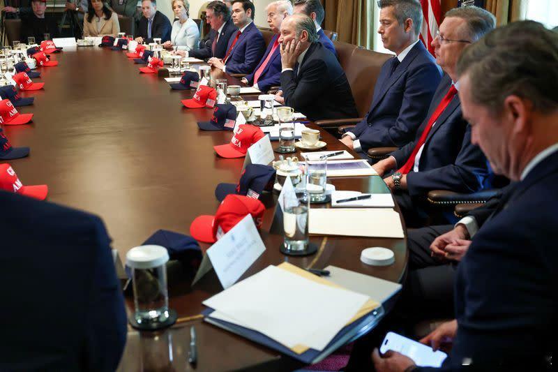 【黑客入侵特朗普助手使用的通讯应用程序，窃取美国政府数据】[手机上“保密”，怪谁