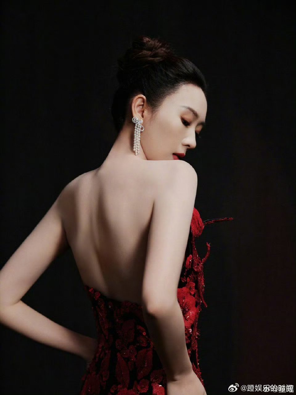 童瑶给腿单独穿了条裙子 被童瑶的创意造型圈粉！腿部的独特设计超有记忆点，像单独穿