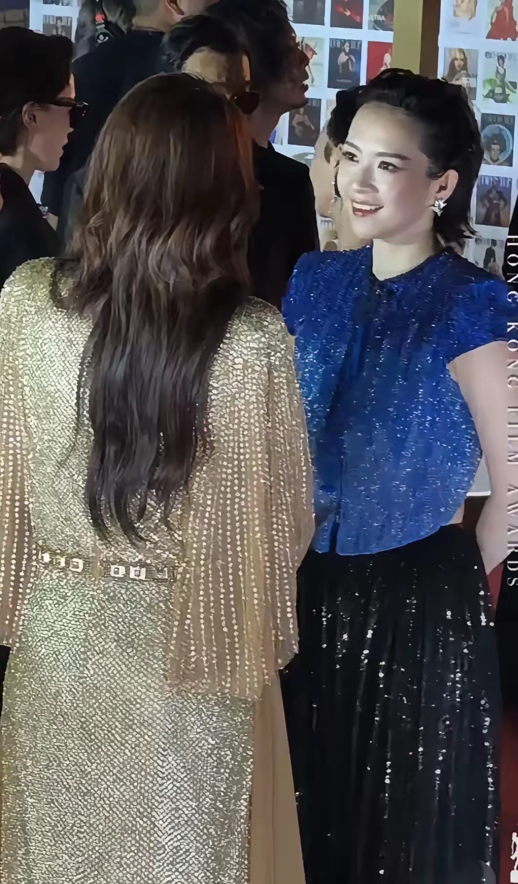 章子怡压轴现身香港金像奖红毯，穿着一身阿玛尼高定，戴着蒂芙尼珠宝，留着一头短发，