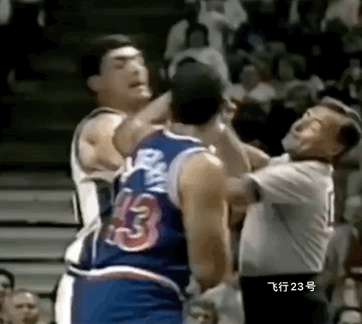 NBA第一恶汉兰比尔打架
球迷门票买值了
一边看篮球，一边看拳击。
对手一拳过来