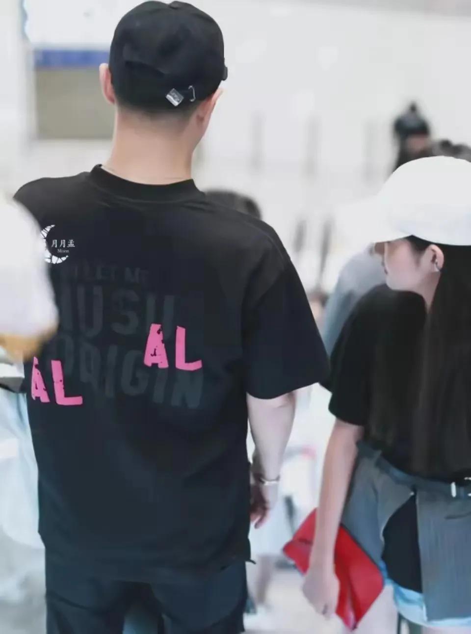 汪峰带四个孩子现身机场，三个女儿颜值在线，小儿子帅气可爱，一家五口旅游回来了！