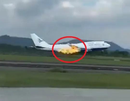 空中惊魂：波音747引擎起火，468人命悬一线！

【紧急】5月15日在印度尼西