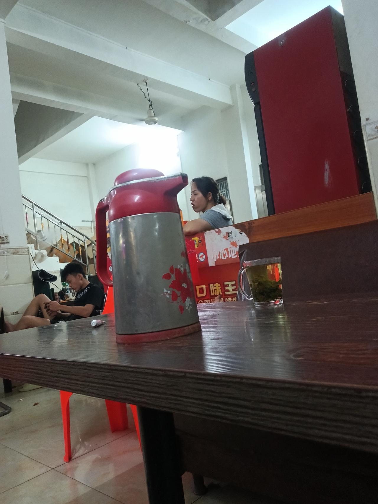 一方水土养活一方人！
一个多月的高温高热，大家才知道海南老爸茶店的好处，因为老爸