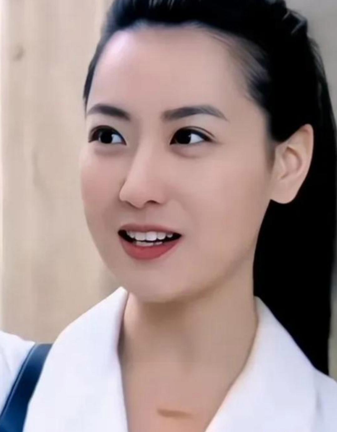 白冰的美貌美得让人移不开眼，真是令人心醉！
白冰的颜值属于‌骨相优越、风格多变的