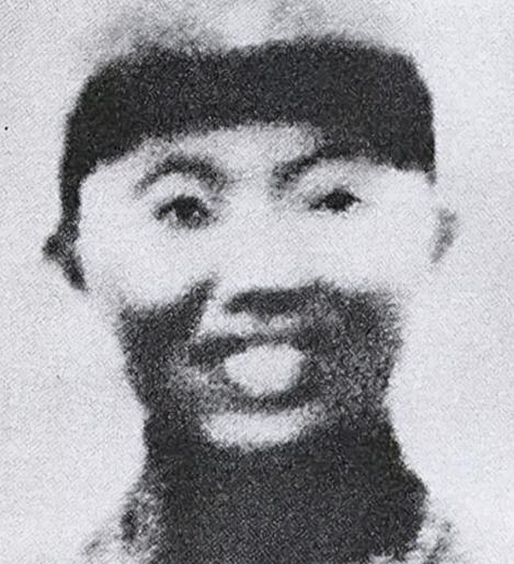 1942年，神枪手王凤麟遭叛徒出卖，被日军围在山上，打到只剩一颗子弹时，他犹豫了