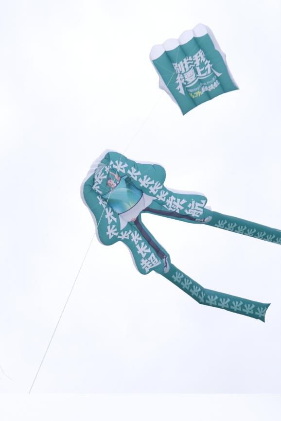 潍坊风筝节万物皆可乘东风飞天潍坊风筝节直接火出圈！春风起风筝漫天，脑洞创意卷上天