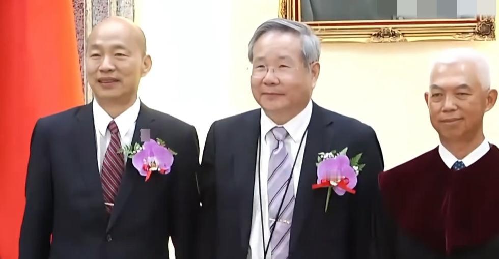 昨天李贞秀的“民意代表”职务被成功大学律师系教授许忠信取代，许忠信民意机构负责人