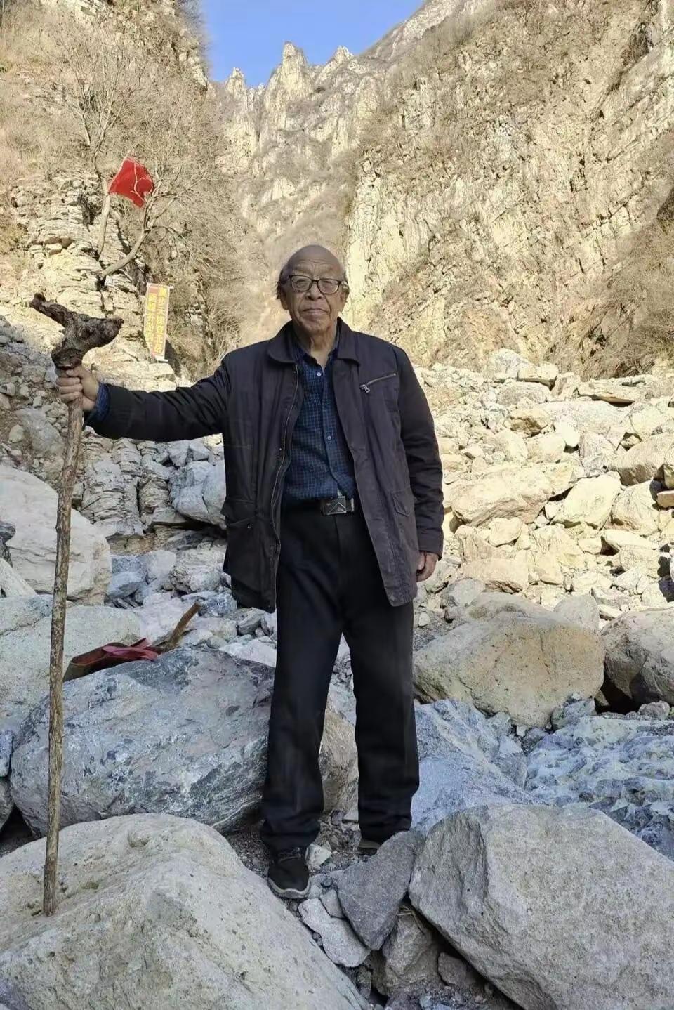 佩服！十分佩服！百分百佩服！在河北阜平、唐县、涞源交界的神仙山，81岁的赵记臣，