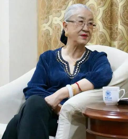 父亲是原国防部长耿飚，她竟在一夜之间被查封了全部资产！之后选择出走美国，临走前甩
