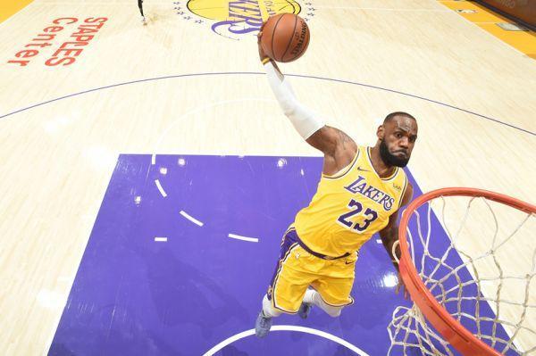 詹姆斯成NBA首位现役亿万富翁又一项历史纪录诞生！据福布斯统计，勒布朗·詹姆斯成