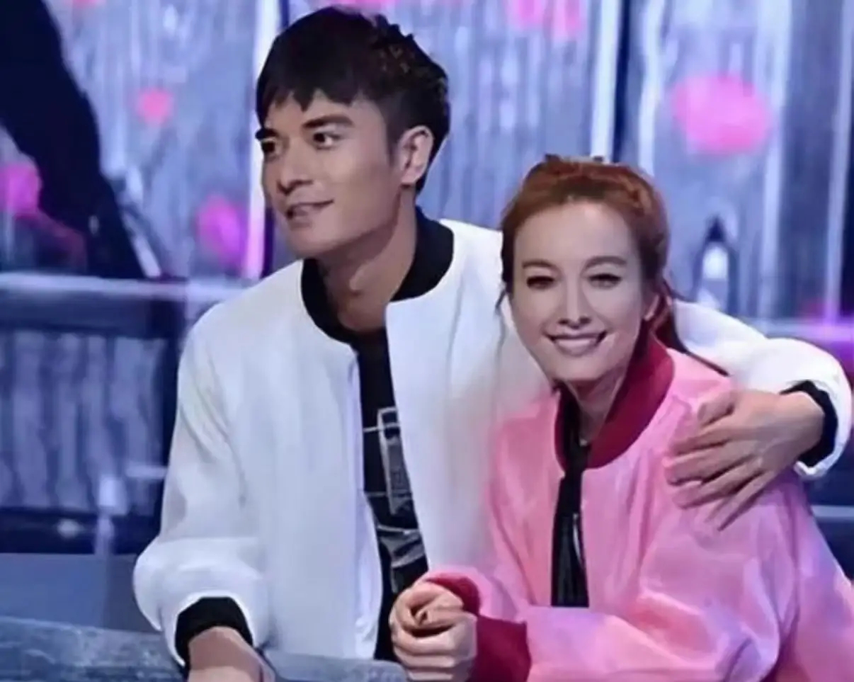 看到吴昕郑凯在一起七年了，我还吓了一跳，仔细一看才发现，原来此郑凯不是跑男的郑恺