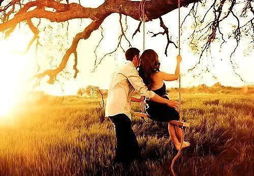 【初见的那个笑容，竟然让我爱上了“幸福的简单”】

说真的，回想起那个初识的日子