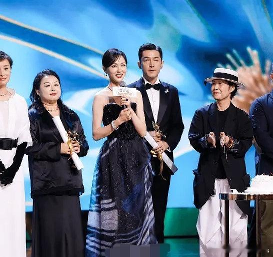 白玉兰官网放唐嫣C位照白玉兰官网放了唐嫣C位合照，白玉兰提名越来越近了，好期待啊