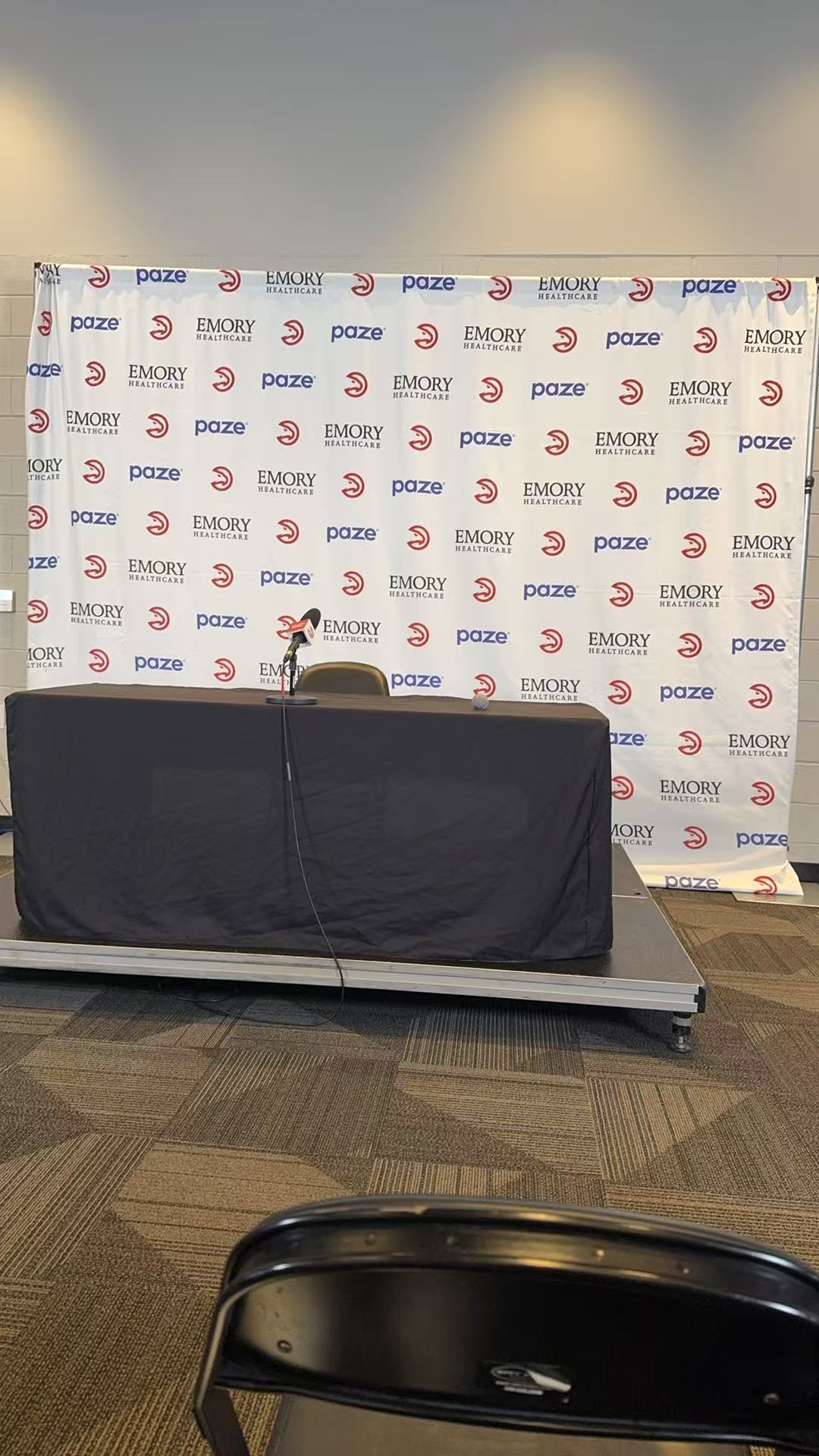 前方报道老鹰战胜黄蜂！看看主教练斯奈德待会会怎么总结这场比赛。 //  // 