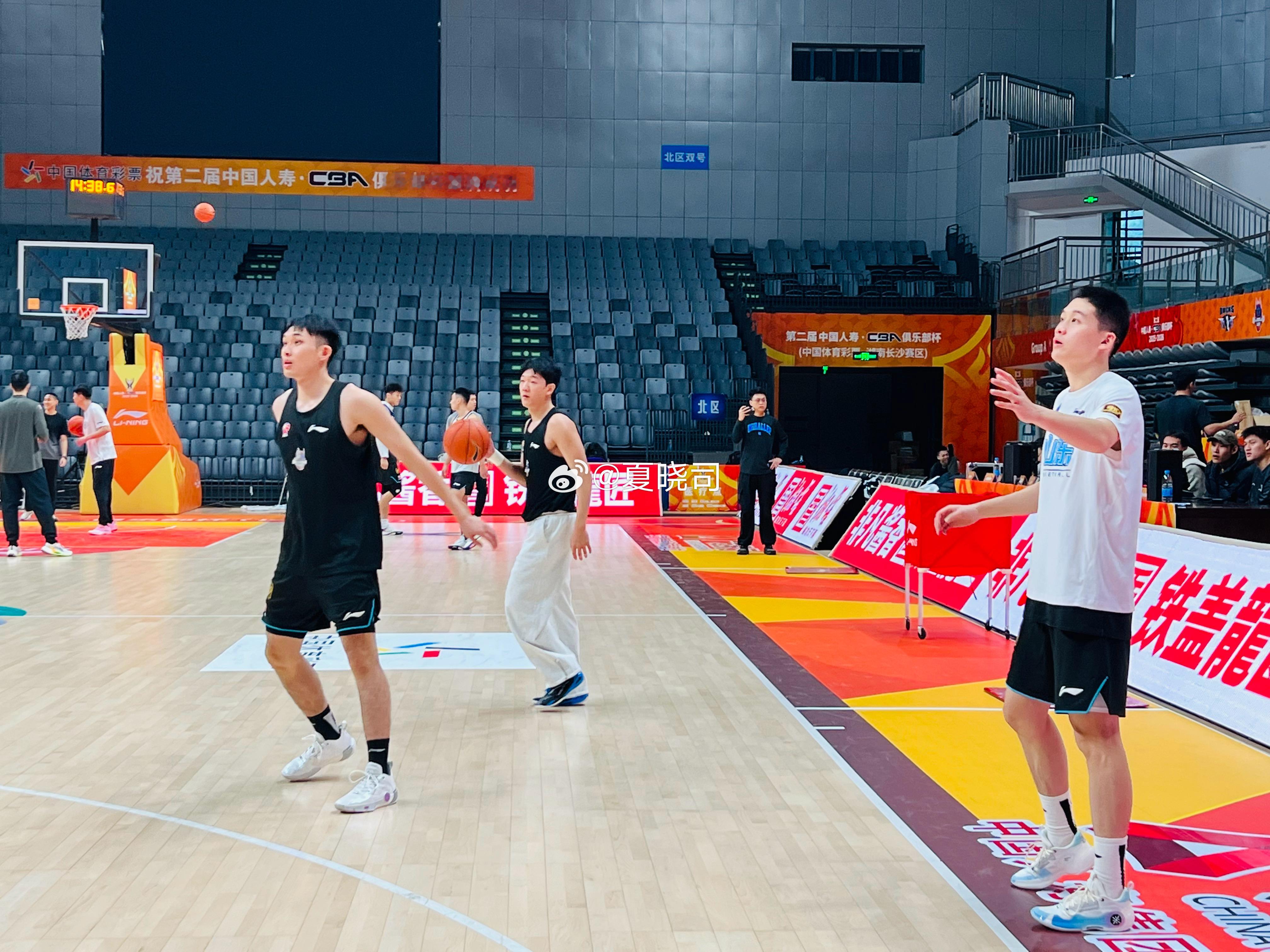 王证今天下午俱乐部杯首秀，陈林坚三分球稳准狠，也会登场比赛，外援鲍威尔心情不错。