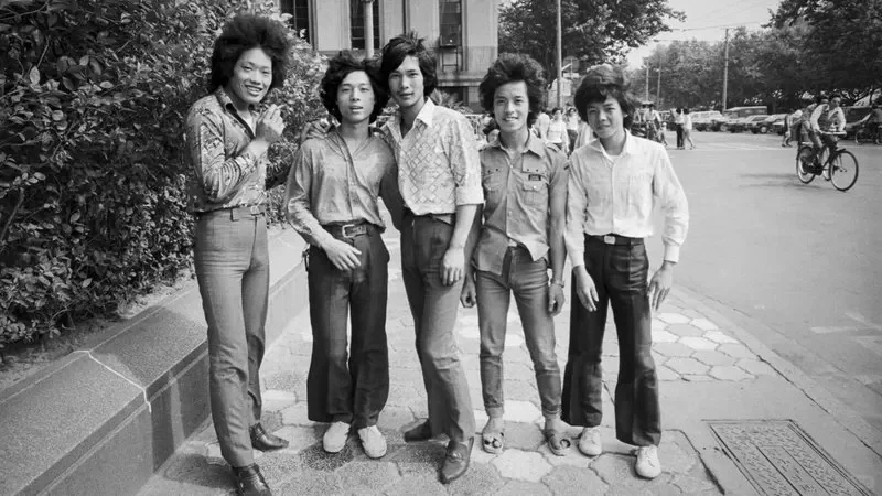 中国，1985年，五位打扮前卫的年轻人在上海外滩。来自于英国摄影师Ad...