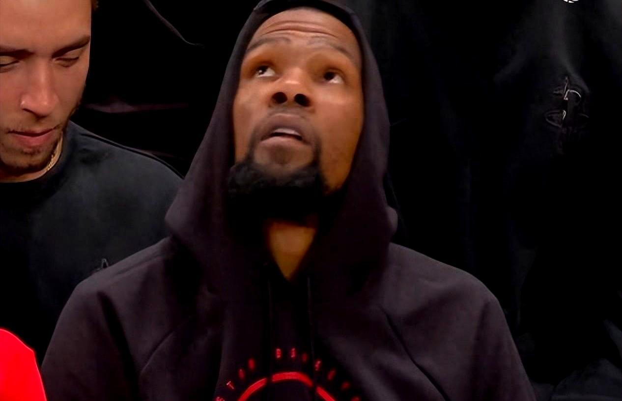 杜兰特最后三分钟，连续三次失误，眼睁睁看着18分的领先优势，被尼克斯一口吞掉。