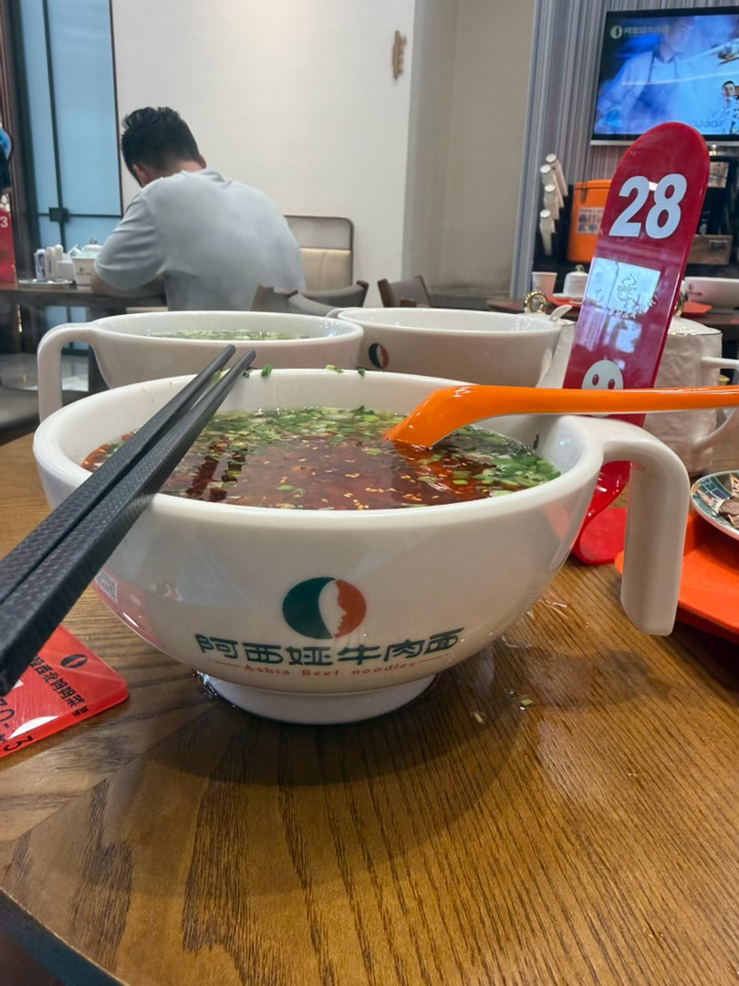 “一会儿中午去吃阿加西牛肉面”“还桑普拉斯牛肉面呢”到了一看 ​​​