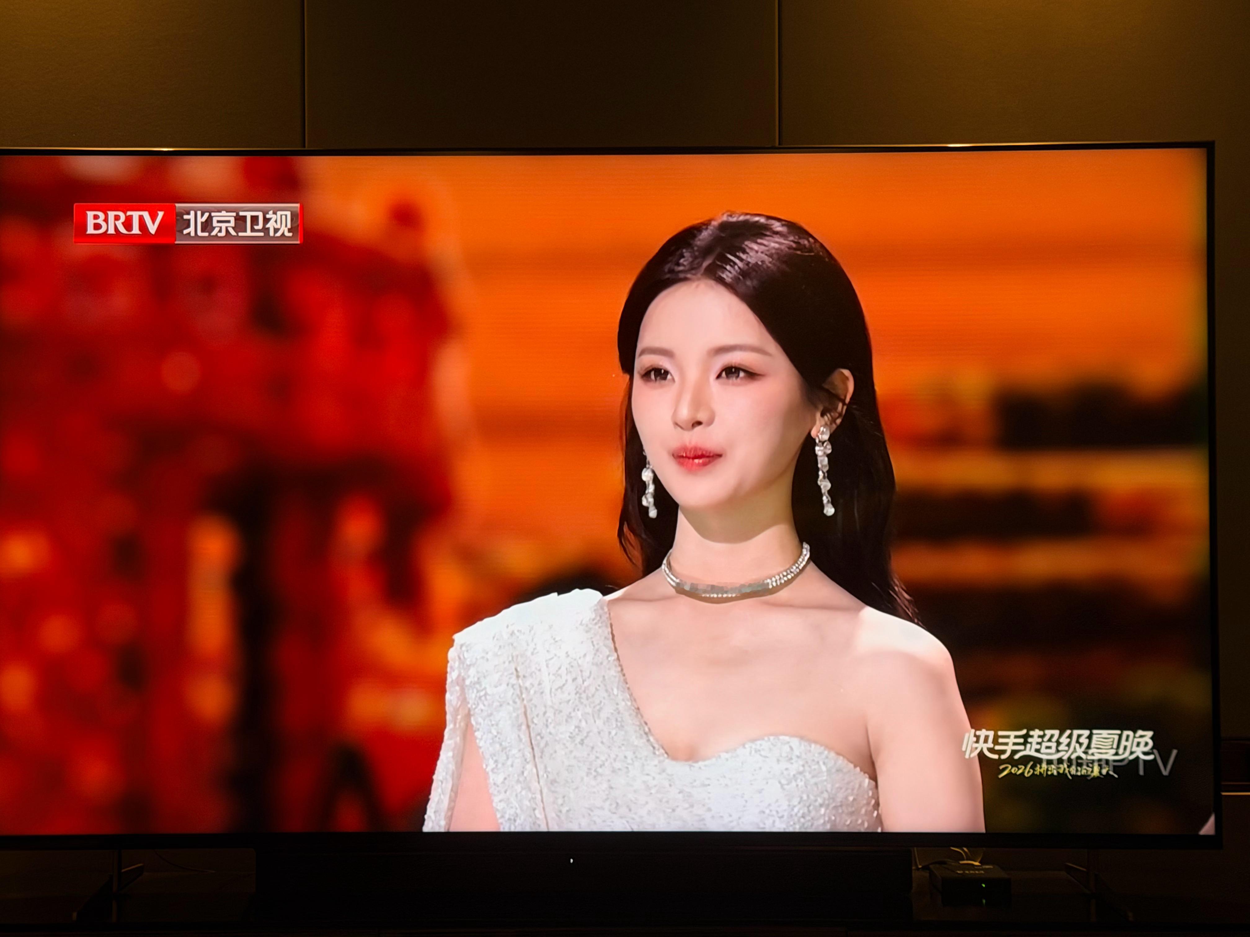 超级夏晚北京卫视📺上看！宝宝巨美！！！杨超越新身份🎤 杨超越用嘴接信那一下
