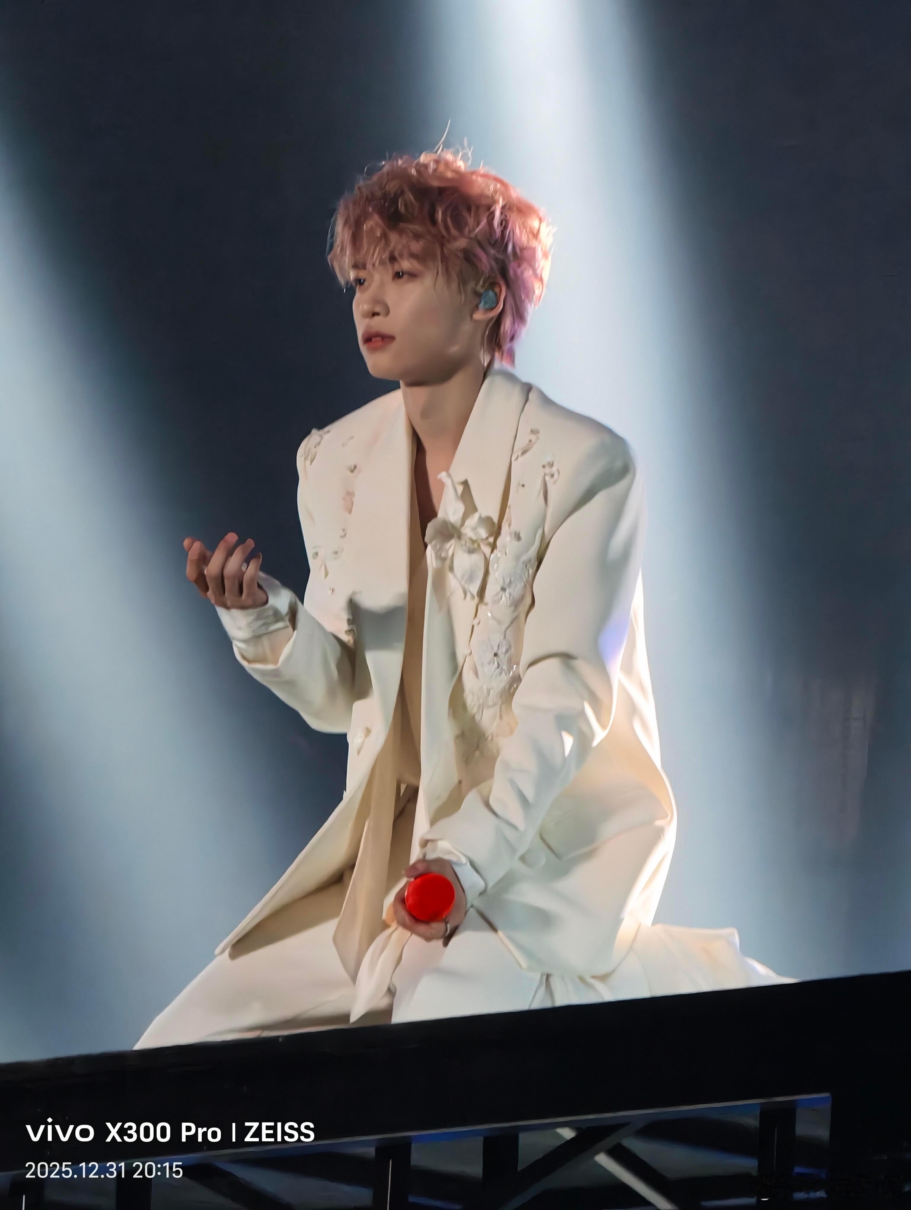 贵阳演唱会生图直出！清冷感和少年气完 美拿捏我！！！但是啥都撼动不了我铁血妈粉…