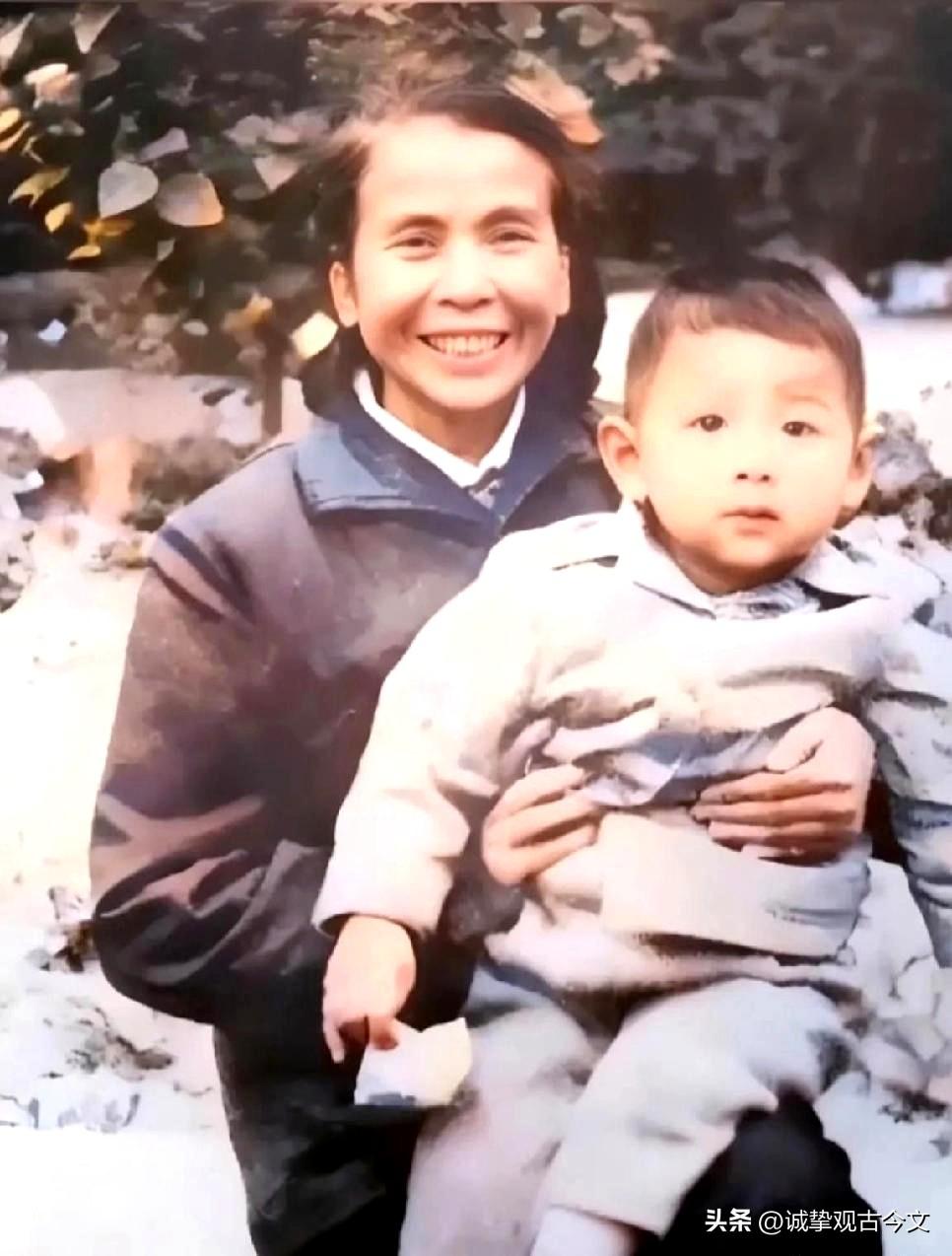 历史时光
1965年，贺子珍和外孙孔继宁的合影，他也是毛主席的大外孙。
这张照片