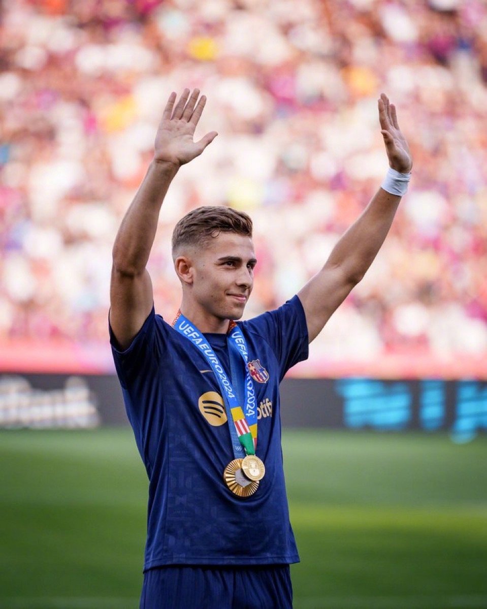 费尔明·洛佩斯 (Fermín López) 将今年夏天获得的两枚金牌献给 巴萨