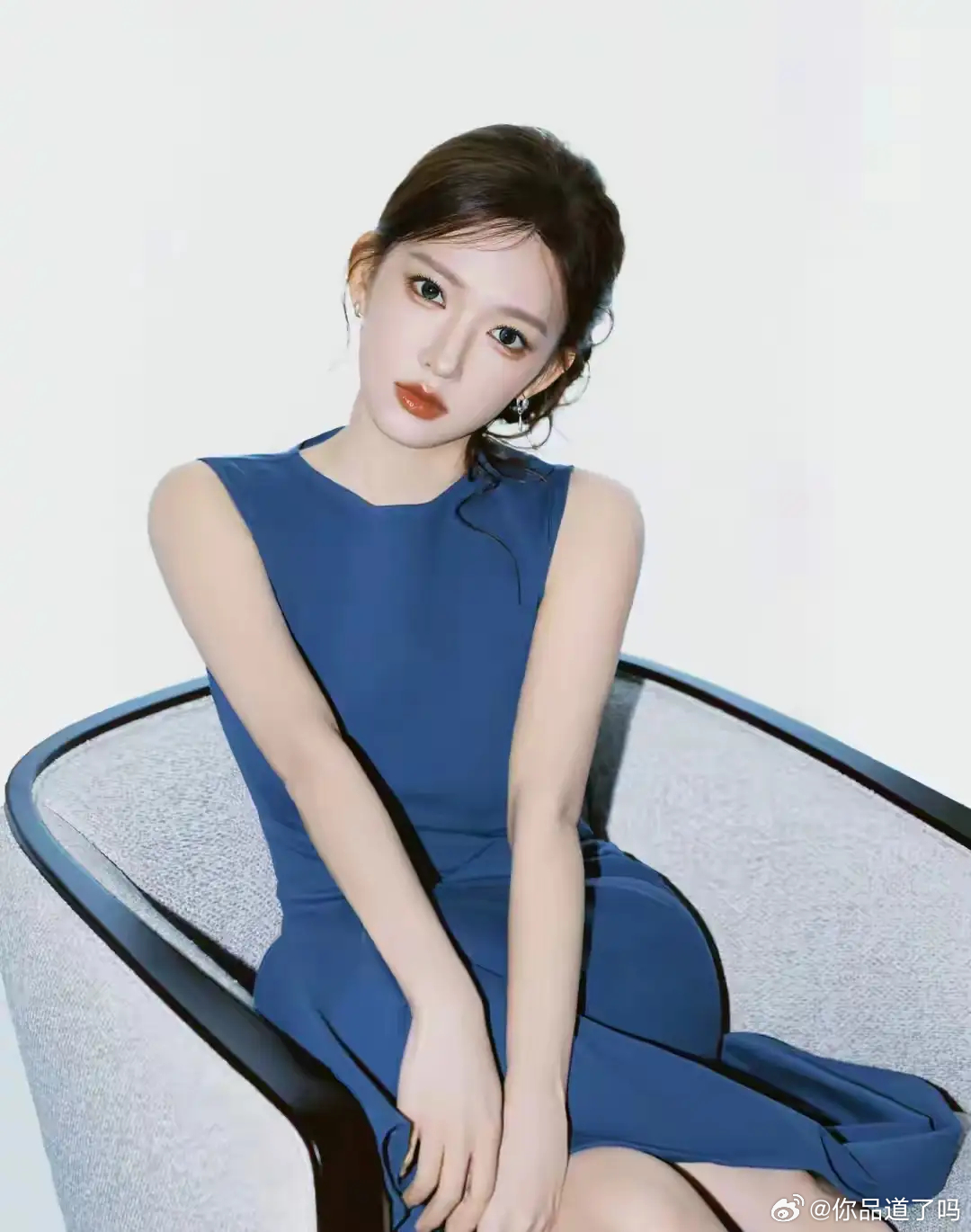 程潇杀疯时尚圈！蓝裙配白鞋封神，清冷感穿美出圈 