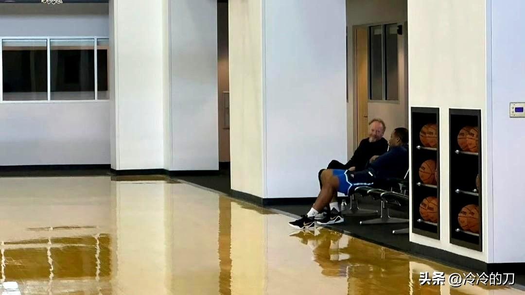 看到老布（布登霍尔泽）背着手，安安静静站在雷霆训练场边的那个身影，心里真有点说不