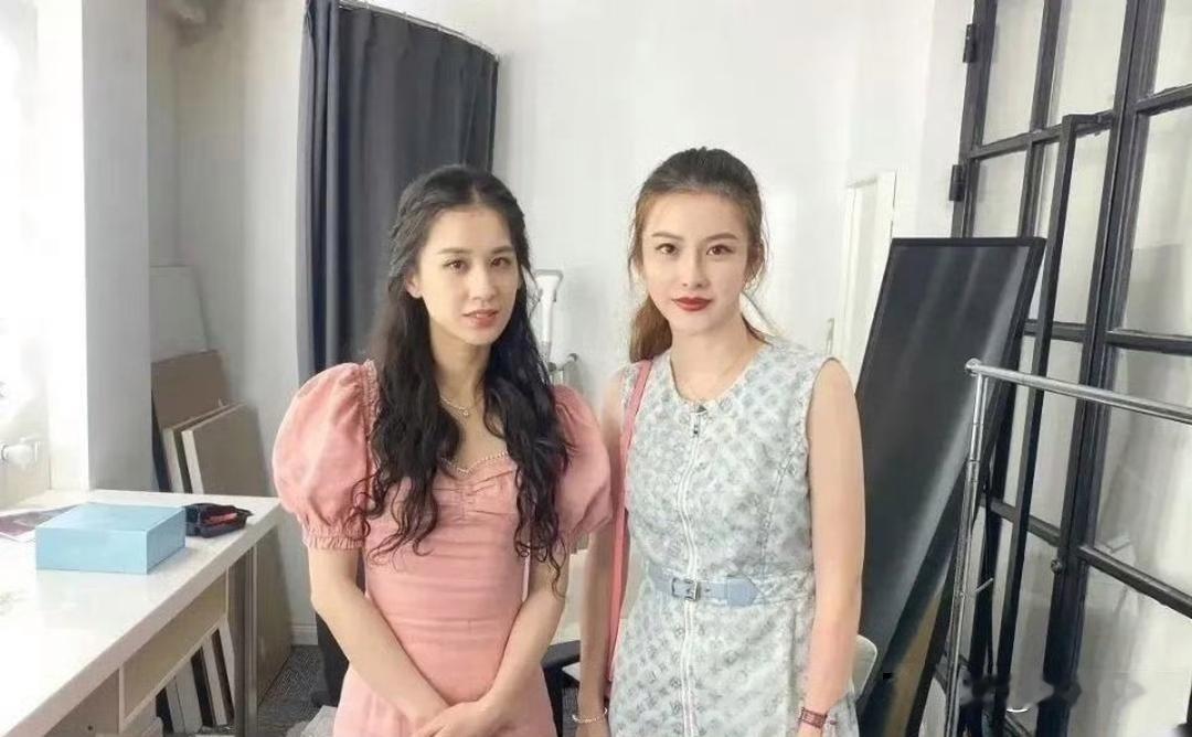 原来黄圣依真人长这样呐。 