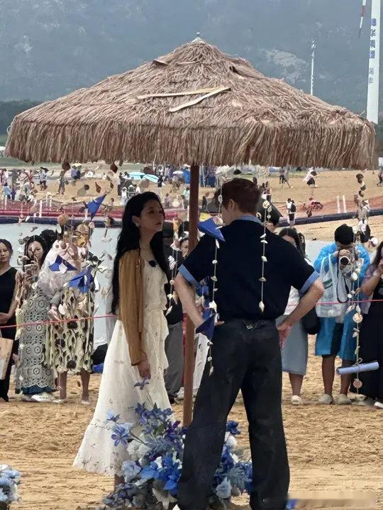 威海偶遇关晓彤李昀锐网友威海看日出偶遇关晓彤李昀锐在录制耀眼团综偶遇关晓彤李昀锐