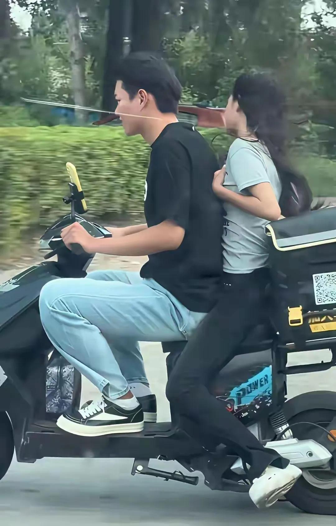 我敢肯定，男孩带的是邻居家的女儿，不是女朋友。