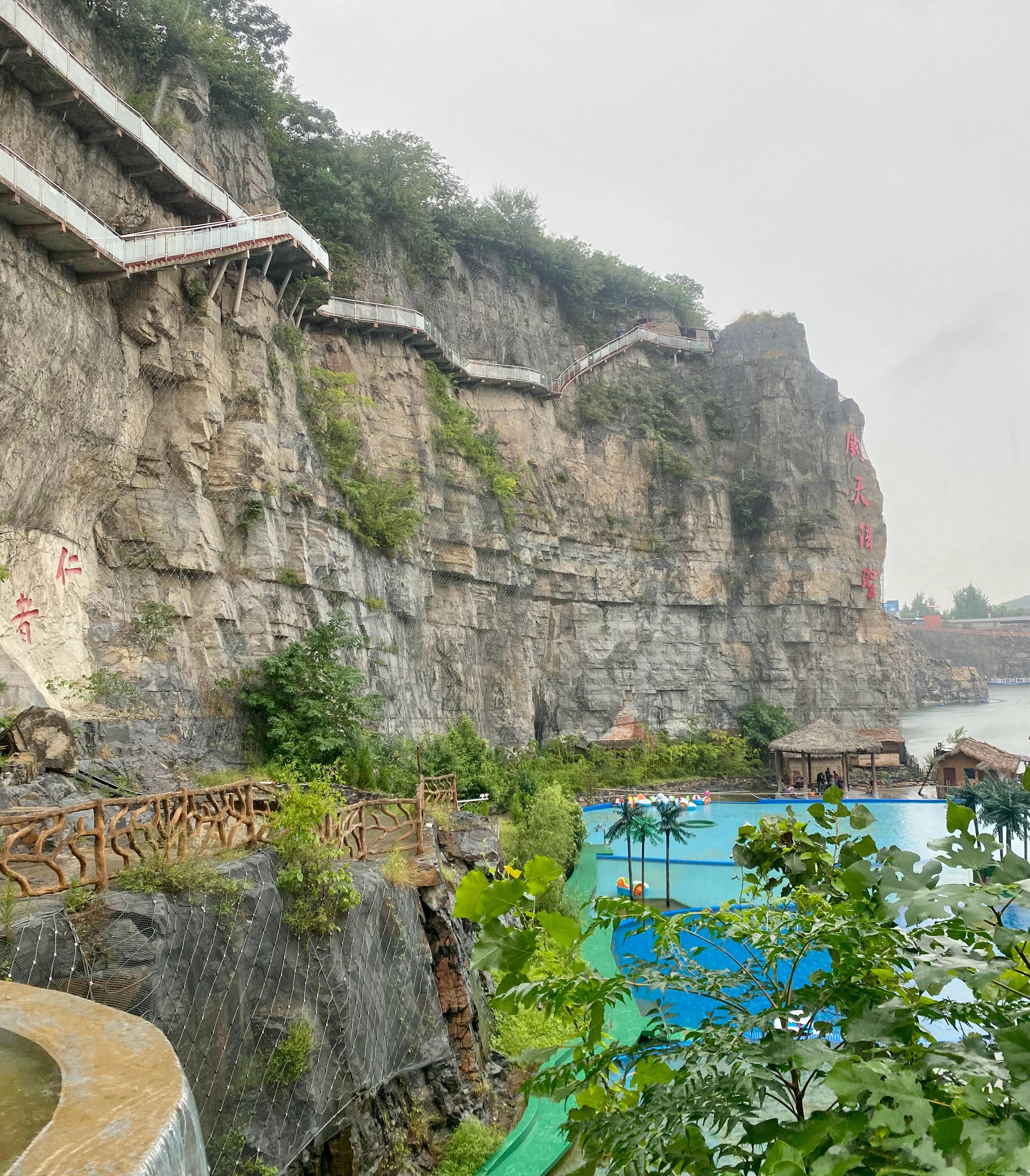 不知道从什么时间开始，看到天空会拍，看到花儿会拍，好像生命遇到的景都想记录下来。