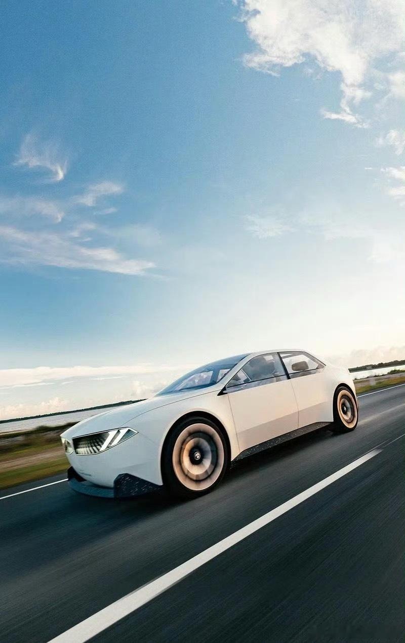 刷到他们3000万辆下线的消息，突然想起小时候邻居叔叔开他们家的车带我摘草莓，那