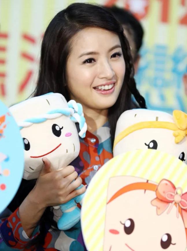 43岁的林依晨出身坎坷，年少养家还债，凭台偶剧爆火，婚后减产却陷婚姻争议。

产