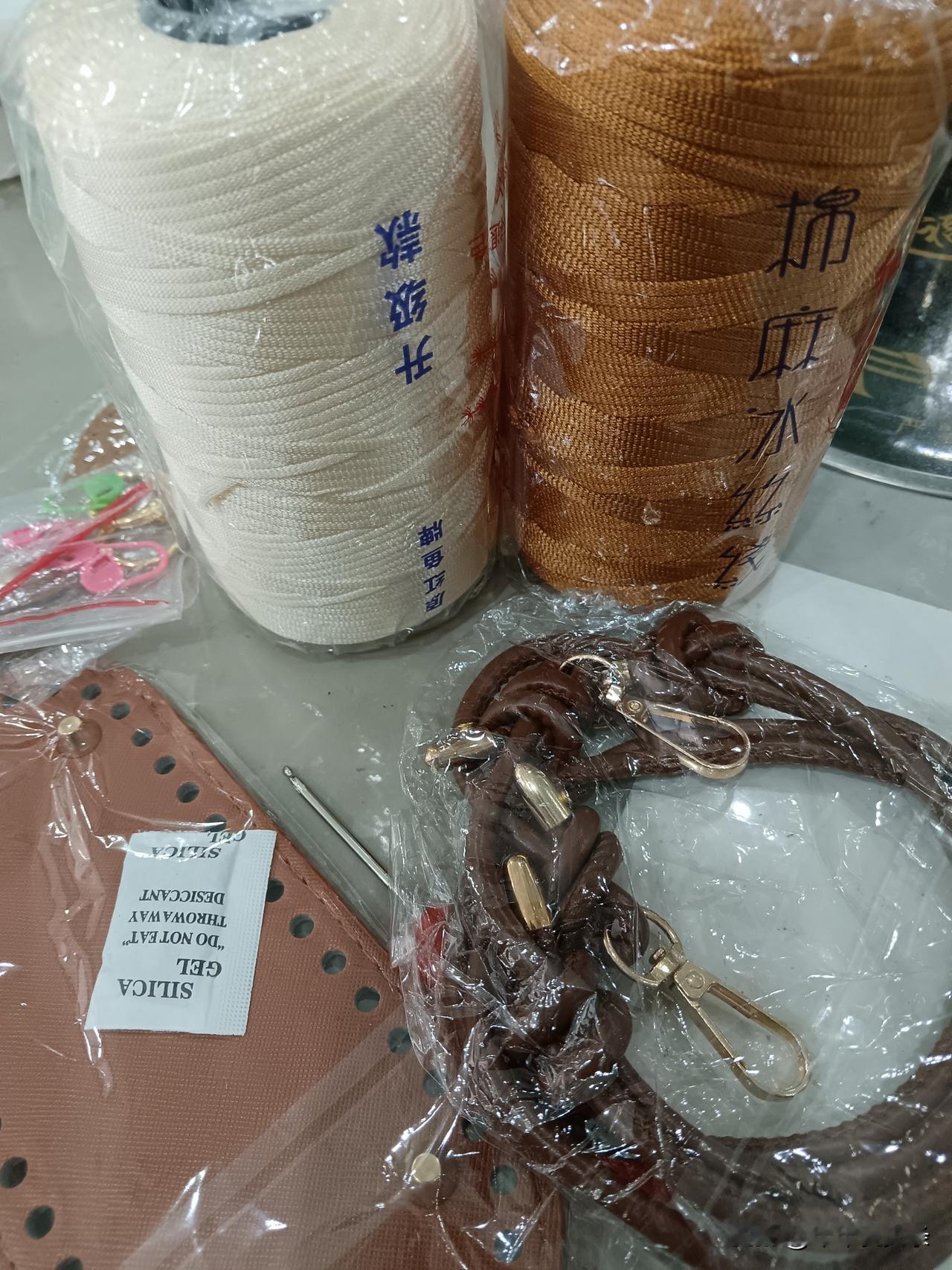 买了2个色的线勾个小包，估计三天完成，这个休闲包一年四季均可用，三天后再来发个成