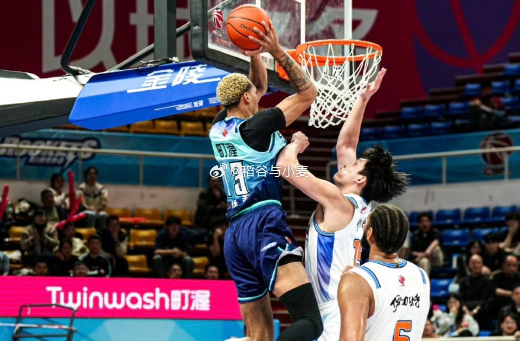 达里厄斯-贝兹利去年7月夏季联赛代表湖人出战时遭遇了右膝前十字韧带撕裂，按理说是