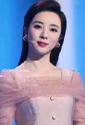 离开央视为钱奔波的李思思：落地的凤凰不如鸡？
 
曾是央视春晚常客的李思思，告别