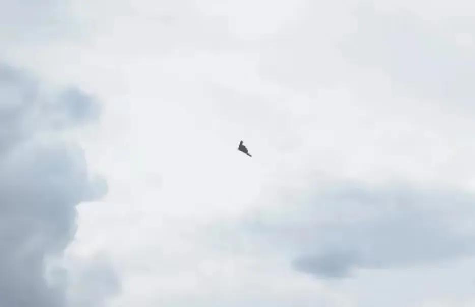 马来西亚上空的大型飞翼布局飞行器是中国的隐身轰炸机？
近日外媒《Defences