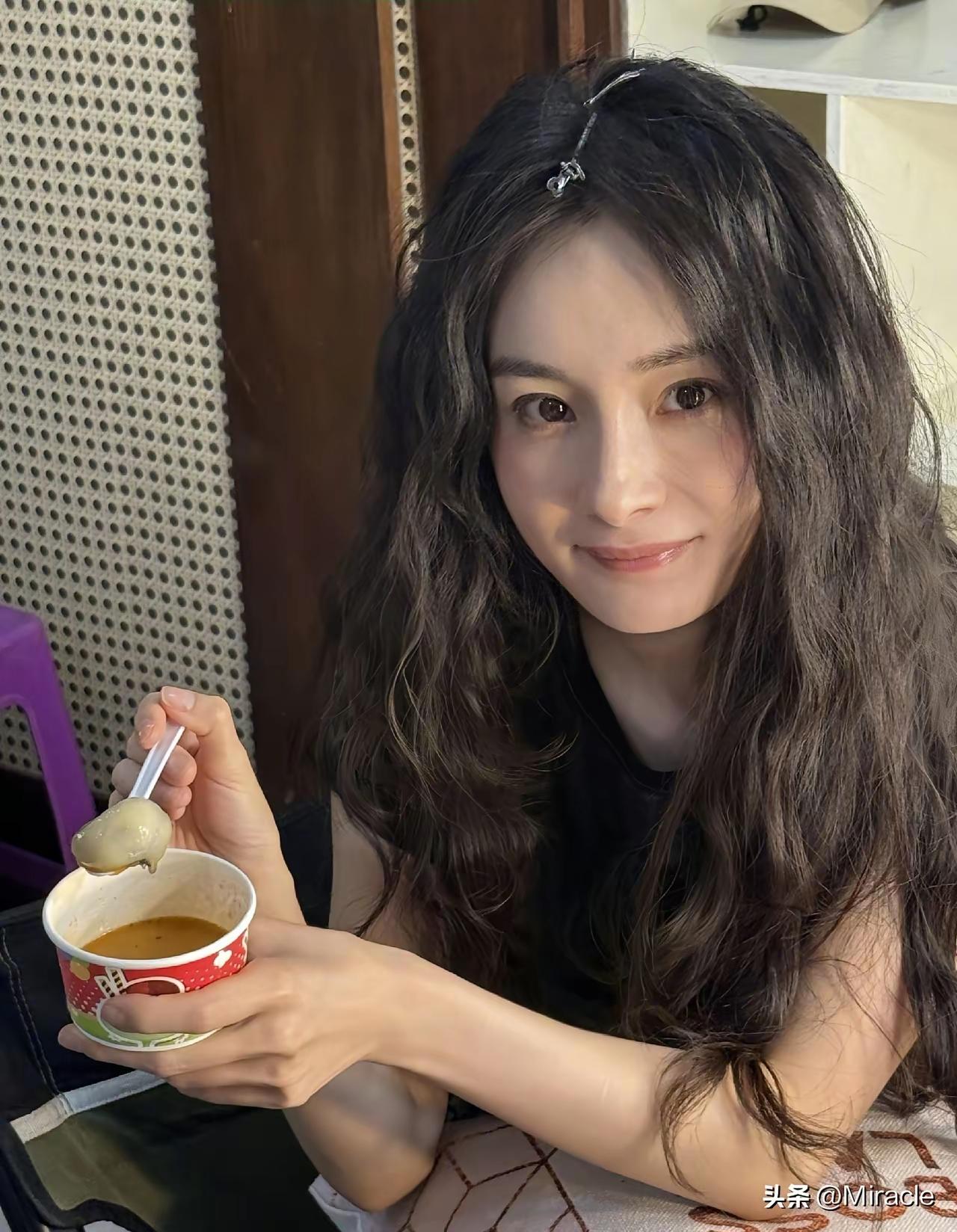 哇塞！杨幂好美！
你看人家吃汤圆只吃一个，这就是自律，我却吃了8个，这就是贪吃。