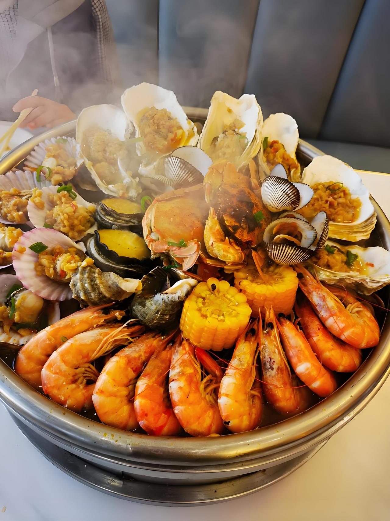 花湖机场真的太牛了，让咱不出国门就能尝海鲜，够劲！9月25日凌晨2时，10吨波士