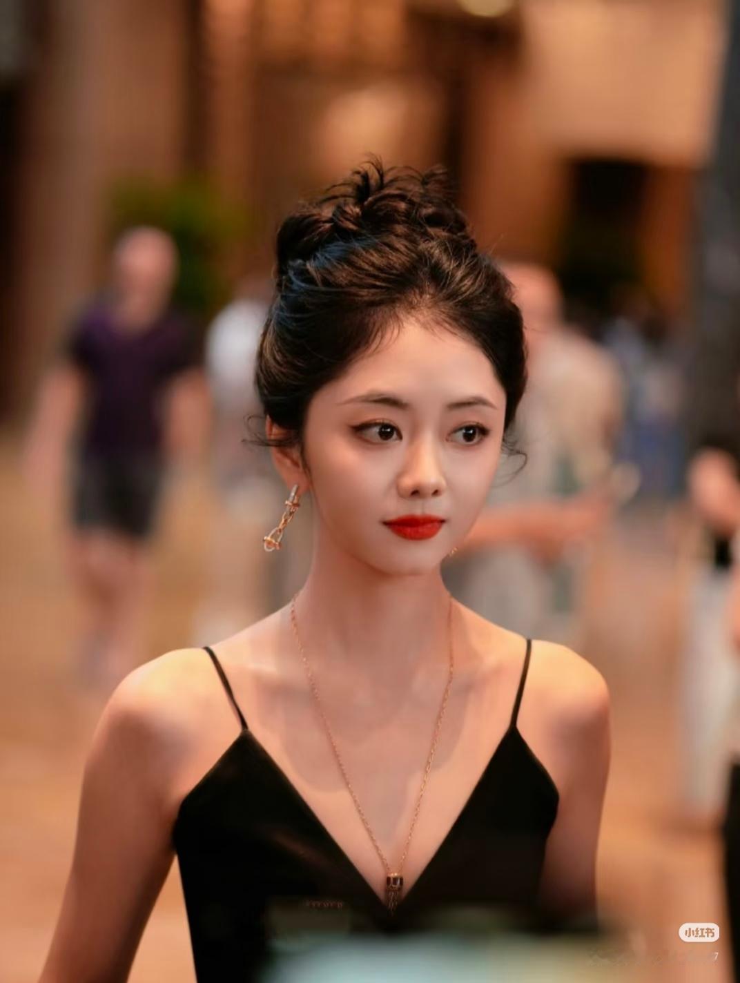 以前我真不懂，总觉得谭松韵不签大公司，是性子太“佛”，不想被圈子里的规矩绑着。