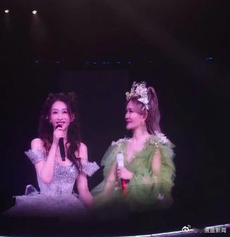 【谢娜演唱会李小冉一上台就哭了】 5月5日晚，李小冉作为嘉宾现身谢娜演唱会现场，