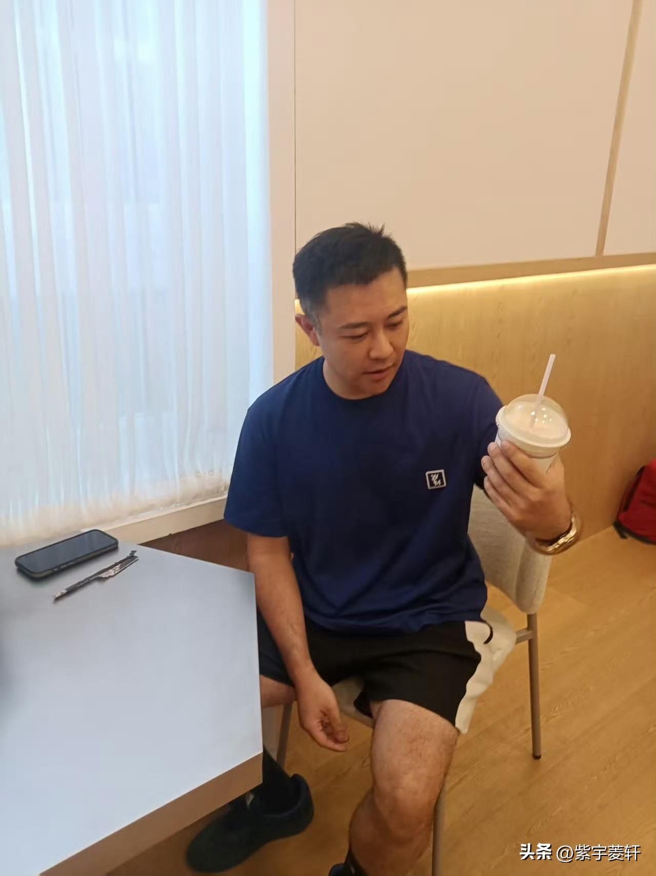 今天去的嘉人可是赚到了，
昨晚直播超哥说喝了好多饮品，
今天涛哥就去红房子打卡啦