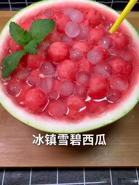 热热的天气，来一点冰镇的雪碧西瓜吃味道不错 