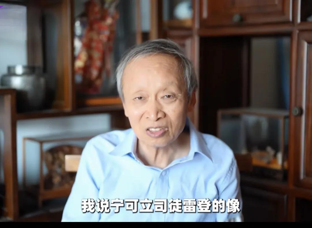 王小东先生怒气冲冲。王老先生认为胡适文学水平很低，并重重地批评了胡适先生。
一些